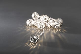 Slynge 10 metallballer 2,5 cm sølv varmhvite LED
